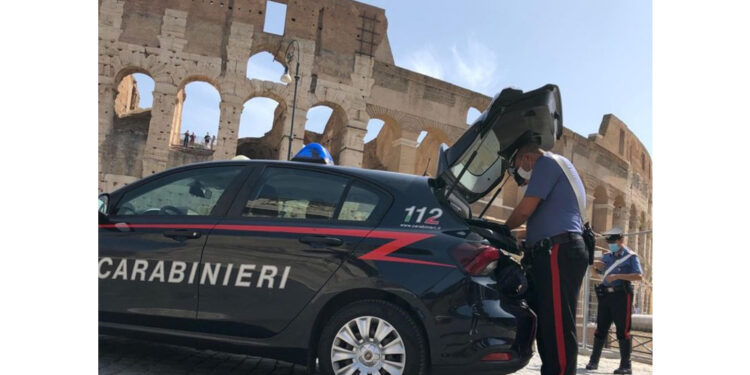 Vendevano tour guidati al monumento o biglietti per bus scoperti