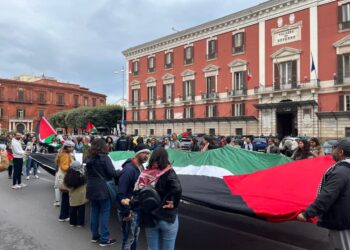 Slogan per la pace e flash mob contro i bombardamenti