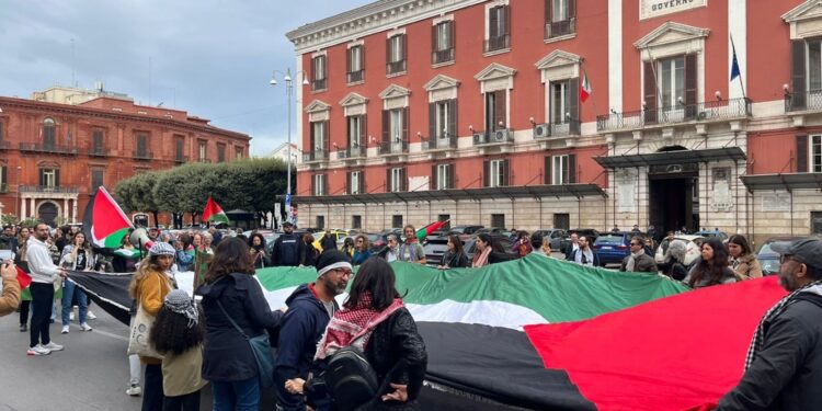 Slogan per la pace e flash mob contro i bombardamenti