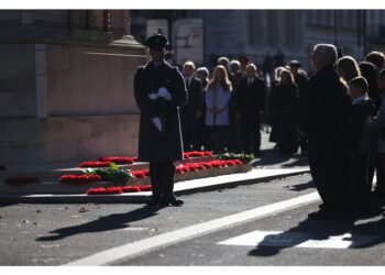 10mila reduci a memoriale Whitehall. Sunak critica scontri ieri