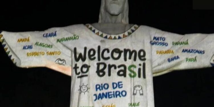 Monumento illuminato con una maglietta dei fan della cantante