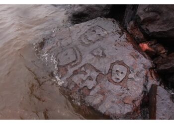 Volti umani sono apparsi sulle rocce delle rive del fiume Negro