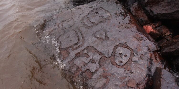 Volti umani sono apparsi sulle rocce delle rive del fiume Negro