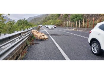 I massi hanno sfiorato le auto. Chiuso il tratto di Sant'Elia