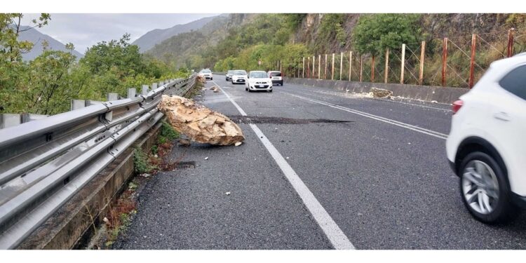 I massi hanno sfiorato le auto. Chiuso il tratto di Sant'Elia