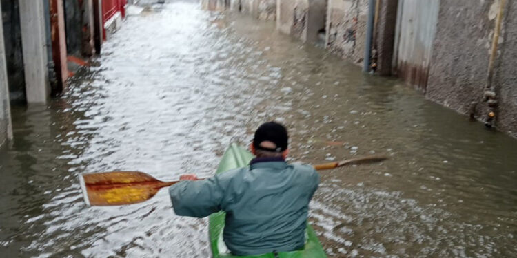 Onde invadono la passeggiata a Porto Venere