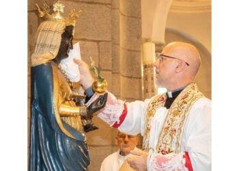 La tradizionale pulizia della statua della Madonna nel Biellese