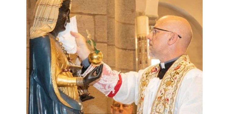 La tradizionale pulizia della statua della Madonna nel Biellese