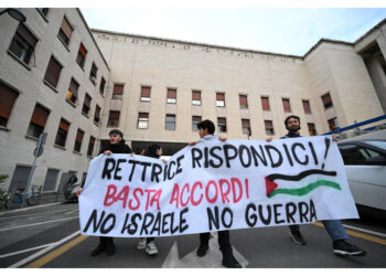 Cambiare rotta dentro facoltà. Marchiati palazzi con manifesti