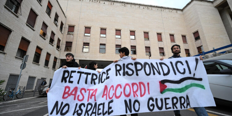 Cambiare rotta dentro facoltà. Marchiati palazzi con manifesti