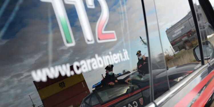 La donna è riuscita a chiamare i carabinieri a casa