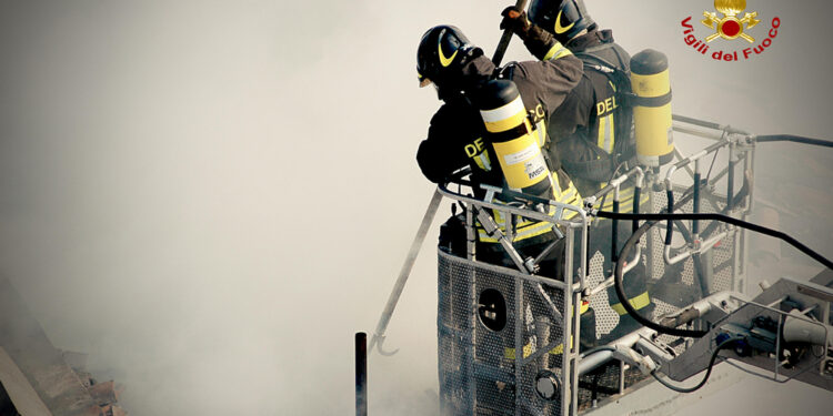 Le fiamme sarebbero partite in cucina dai fornelli