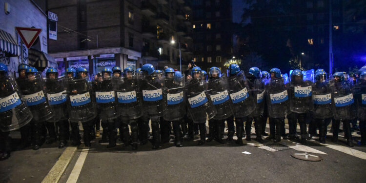 34enne accoltellato a Milano. Colpiti anche alcuni poliziotti