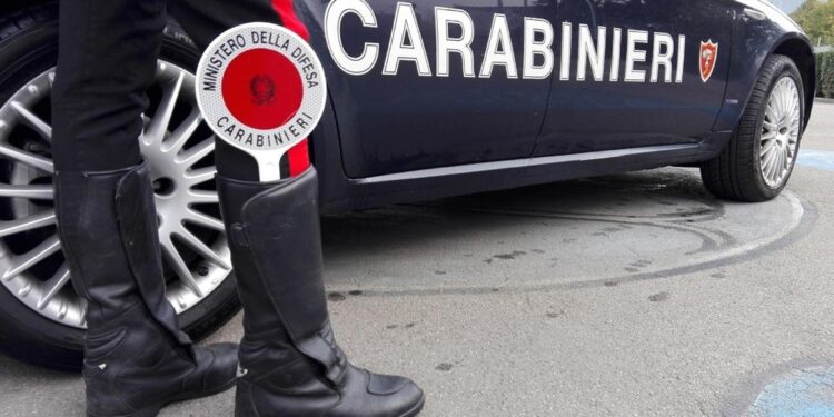 Bloccato dai carabinieri. Ha violato il divieto di avvicinamento