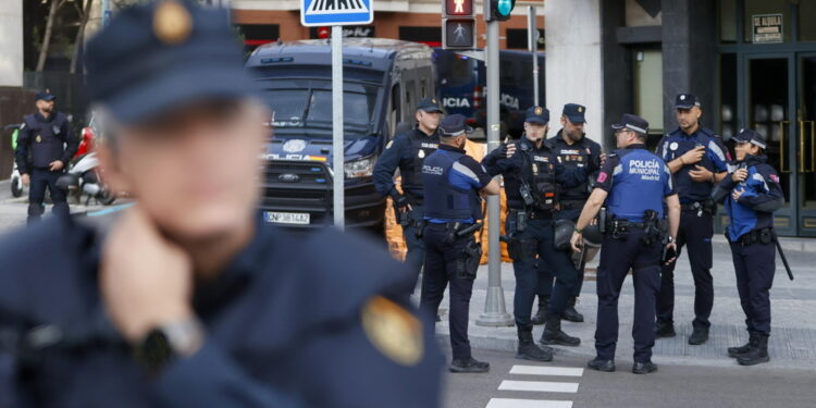 Sconosciuto gli ha sparato in faccia in pieno centro di Madrid