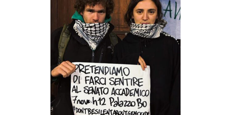 Su striscione 'Dont stay silent. Students stand with Palestine'