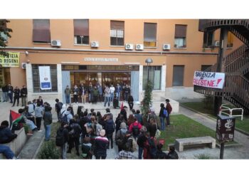 Ragazzi entrano in facoltà Scienze Politiche