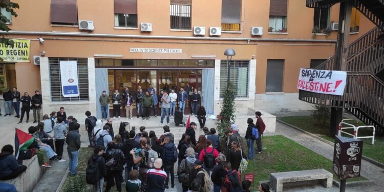 Ragazzi entrano in facoltà Scienze Politiche