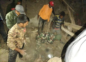 Premier nepalese mobilita servizi di soccorso