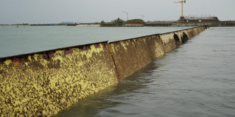 Picco di marea in mare di 114 centimetri