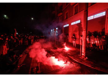 Ieri 200 dal corteo hanno lanciato fumogeni anche contro agenti