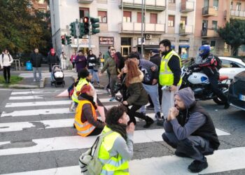 Tensione fra gli automobilisti e i manifestanti