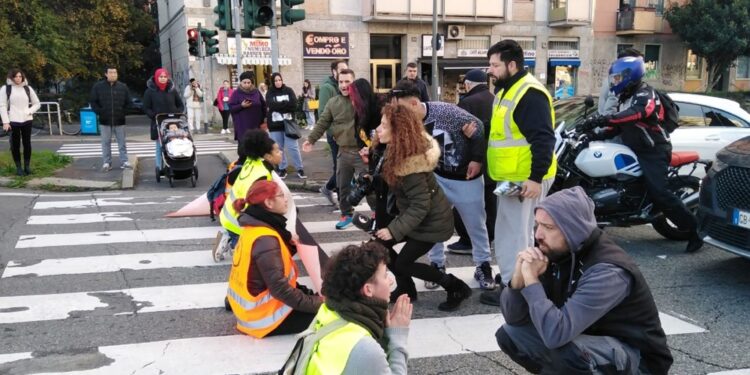 Tensione fra gli automobilisti e i manifestanti