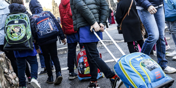 Strappati e coperti di rifiuti. Distrutti lavori per 25 novembre