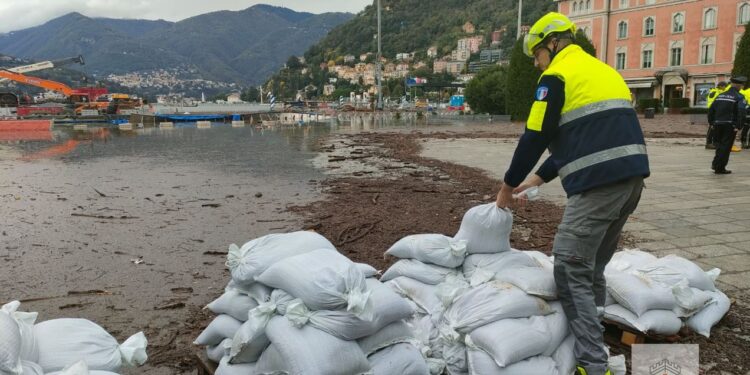 Esondazione del lago, distribuzione dei sacchetti di sabbia