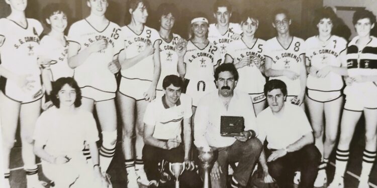 Coach Gaspare Borlengo, al centro in prima fila, con la squadra che conquistò lo scudetto Juniores nel 1985