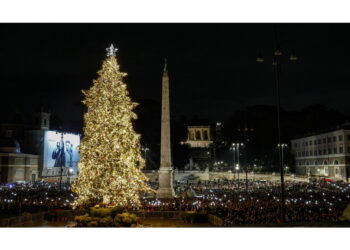 A via del Corso luminarie curate dall'Acea dedicate alla pace