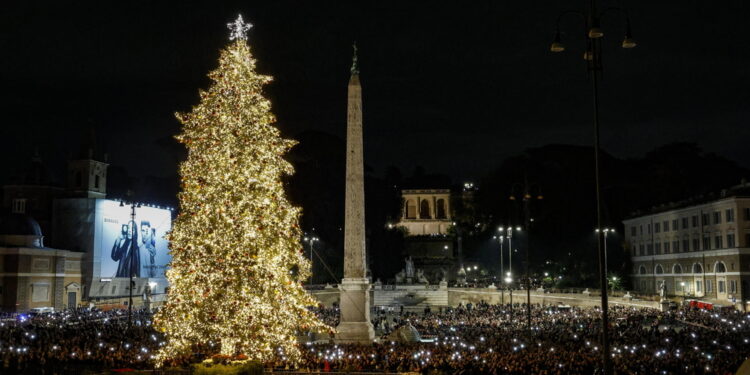 A via del Corso luminarie curate dall'Acea dedicate alla pace