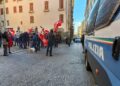 Cgil e Articolo 21 manifestano in piazza vicino all'abitazione