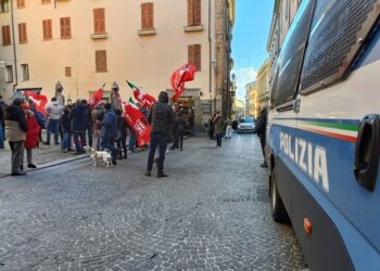 Cgil e Articolo 21 manifestano in piazza vicino all'abitazione