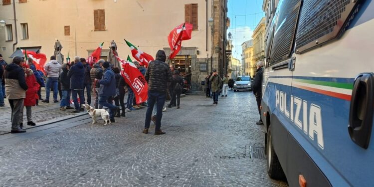 Cgil e Articolo 21 manifestano in piazza vicino all'abitazione