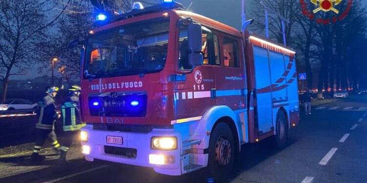 Due vigili del fuoco si lanciano in acqua per salvarla