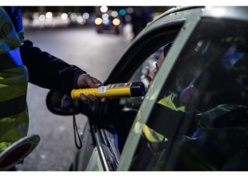 Agenti hanno ritirato la patente e affidato l'auto a un soccorso