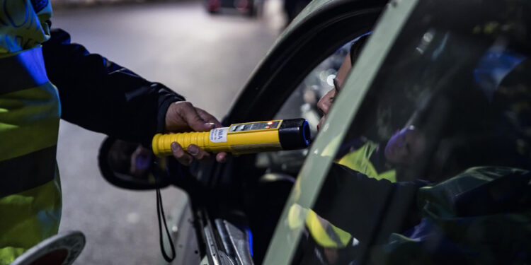 Agenti hanno ritirato la patente e affidato l'auto a un soccorso