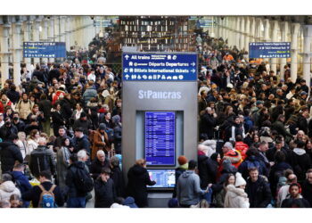 Il primo treno è partito da Londra poco dopo le 8:00