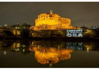 Scritta luminosa sotto i muraglioni del Tevere