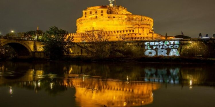 Scritta luminosa sotto i muraglioni del Tevere