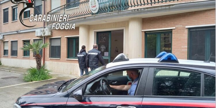 Il giovane ha anche aggredito i carabinieri