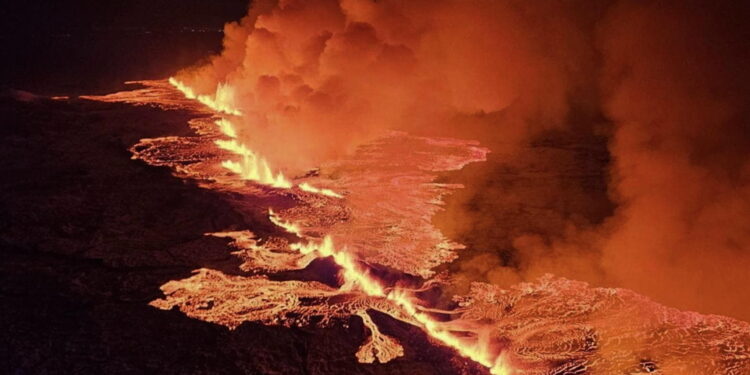 Spettacolari le immagini dei getti di lava arancione nella notte