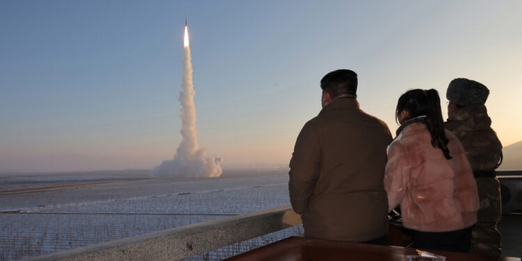 Leader nordcoreano plaude riuscita test con combustibile solido