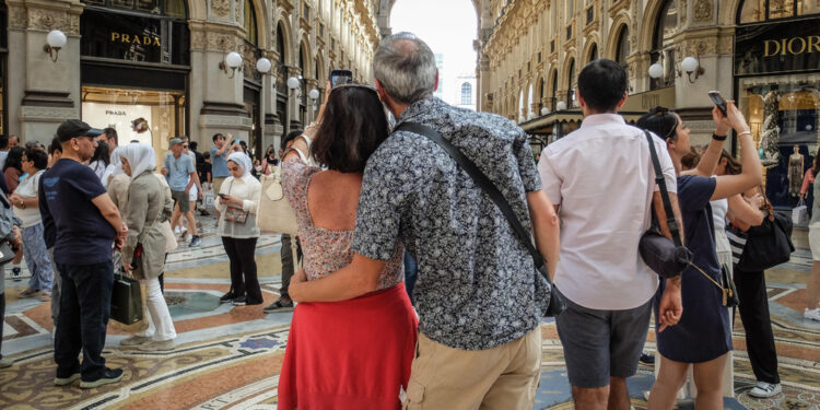 Via libera della giunta anche a un passaggio fra i negozi Prada