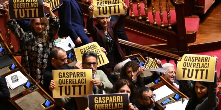 Botta e risposta fra Renzi e Gasparri. Cartelli M5s