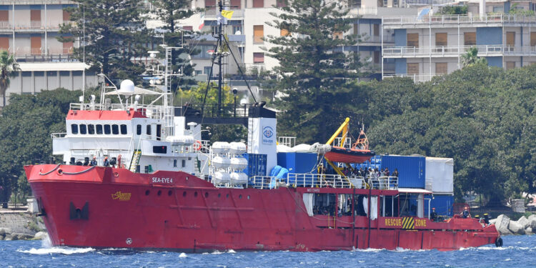 Il salvataggio ieri a sud di Lampedusa