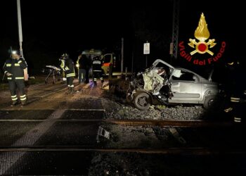 Conducente illeso dopo l'incidente a un passaggio a livello