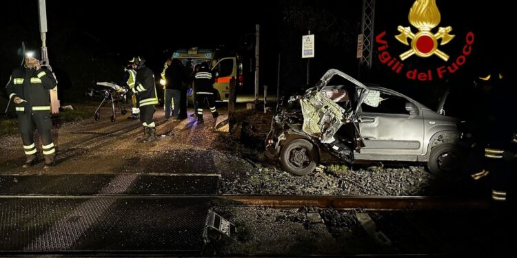 Conducente illeso dopo l'incidente a un passaggio a livello