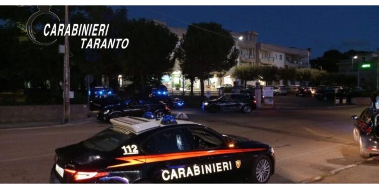 Uno sconosciuto gli ha sparato ad una gamba a bordo strada